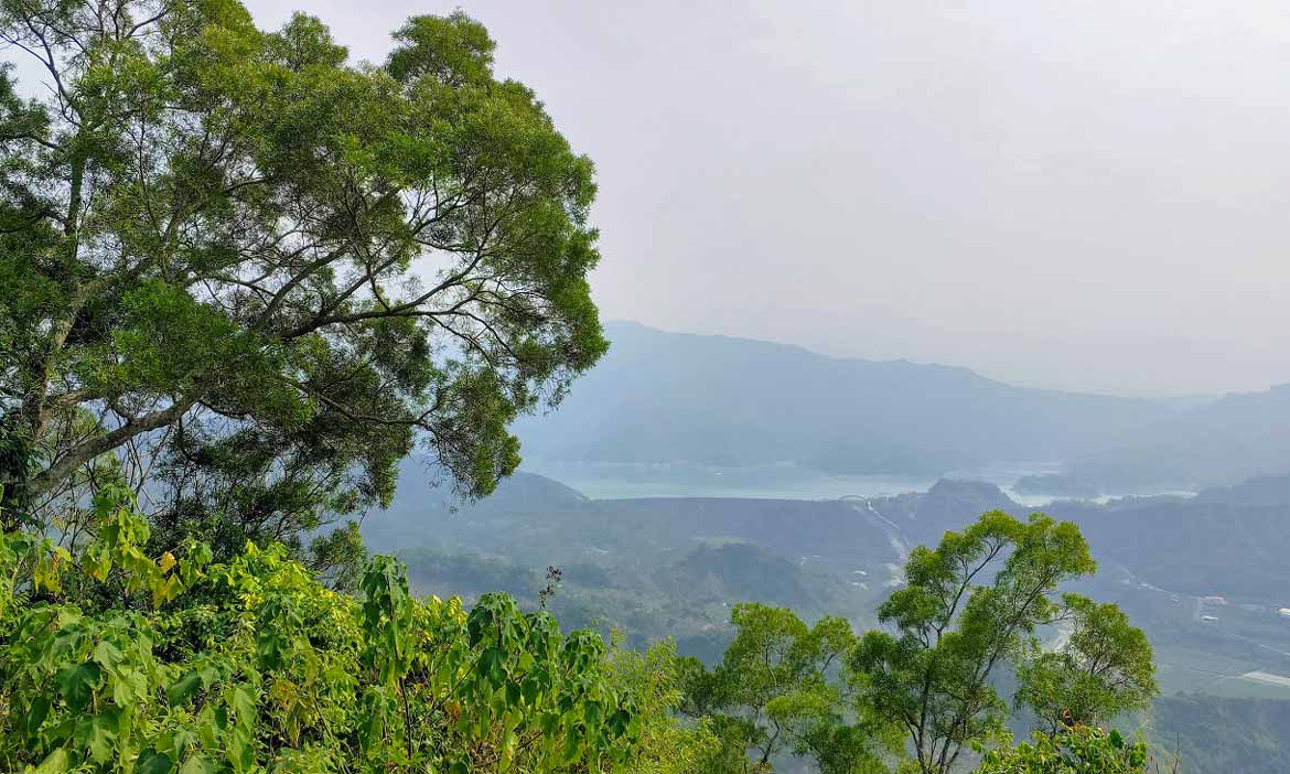 小小孩也適合的登山步道 台南鈺鼎步道，攻頂遠眺南化水庫