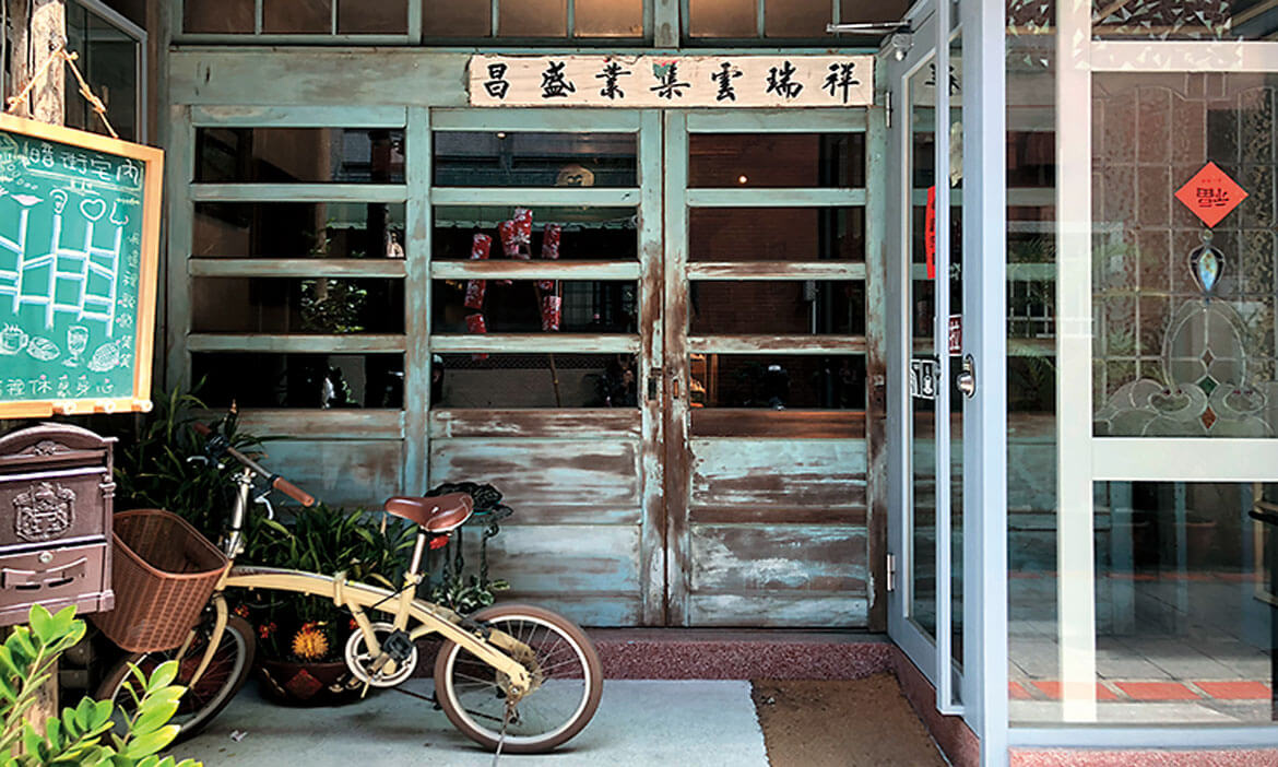 北港小鎮暗街宅內 將對建築與家鄉的愛，讓古厝開門