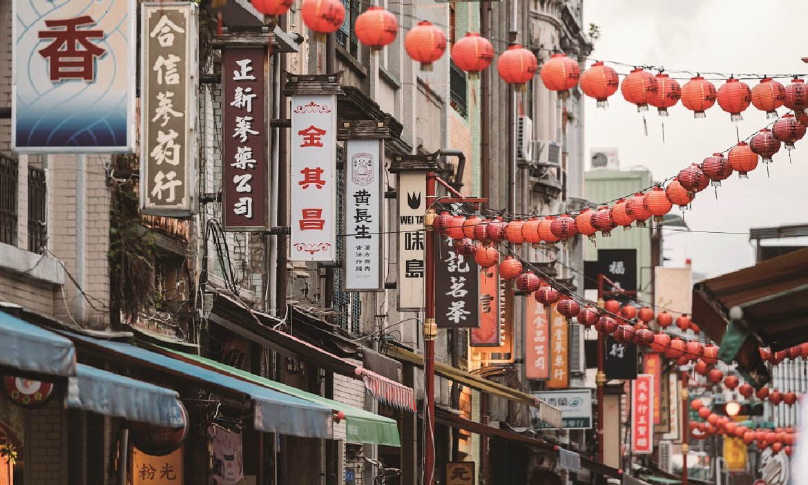 引領時代的台北字體美學 徒步大稻埕街頭，從建築招牌觀察起