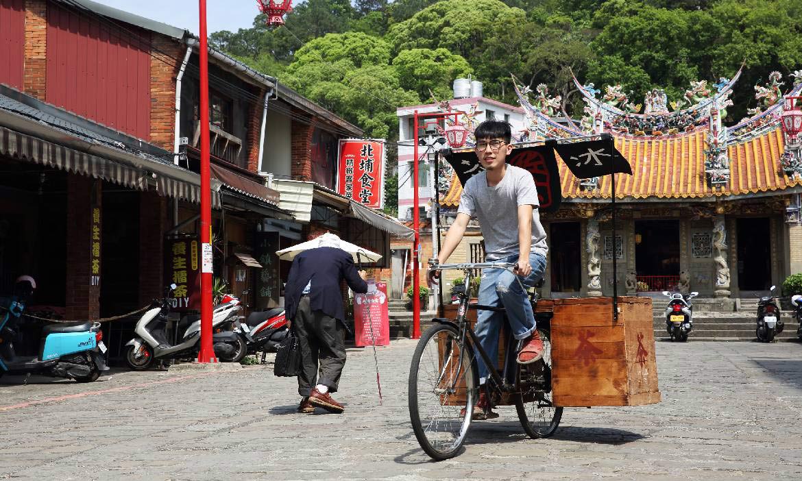 北埔老街巷弄飄茶香，佐京茶陶 騎武車賣東方美人茶