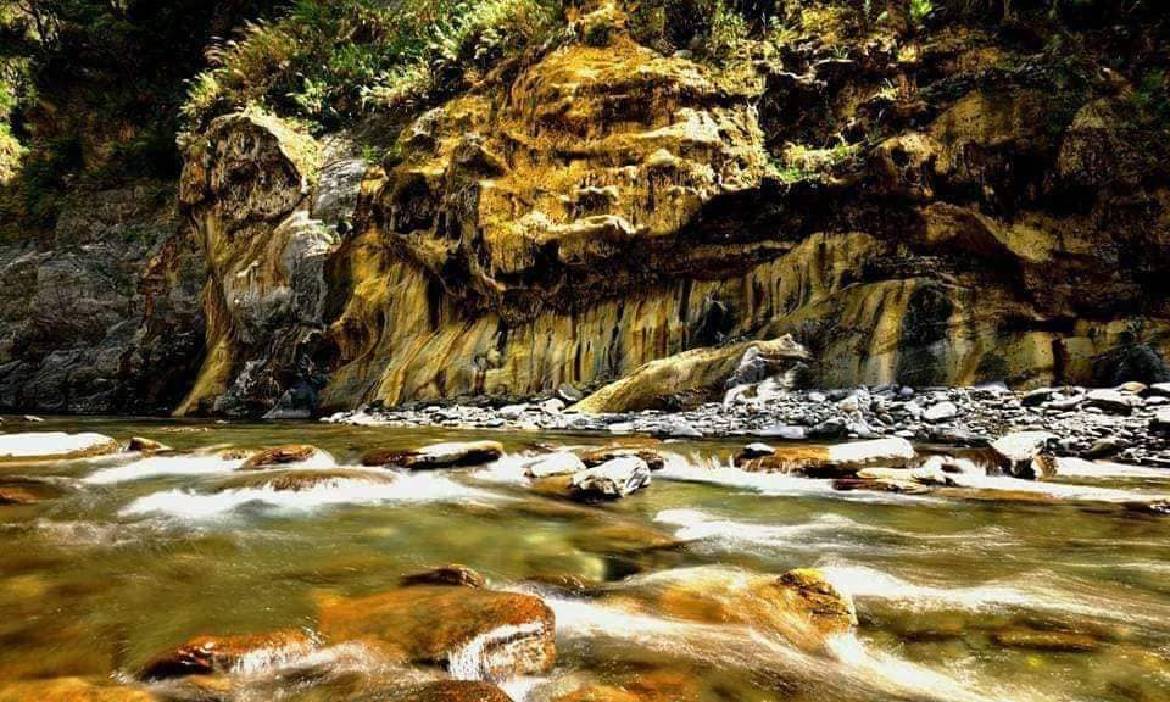 穿越秘境哈尤溪河床看七彩山壁，到霧台原鄉部落發掘魯凱美食