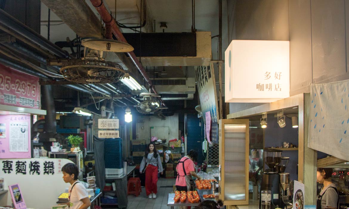 隱身基隆仁愛市場二樓「多好咖啡店」，平日買菜假日和兒女一起喝一杯
