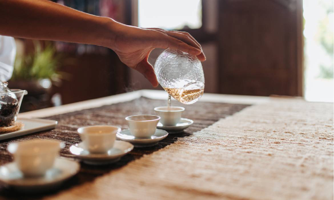 六龜山茶苦甘苦甘 青年返鄉創新茶園生態，將山林菁華化為甘醇茶香