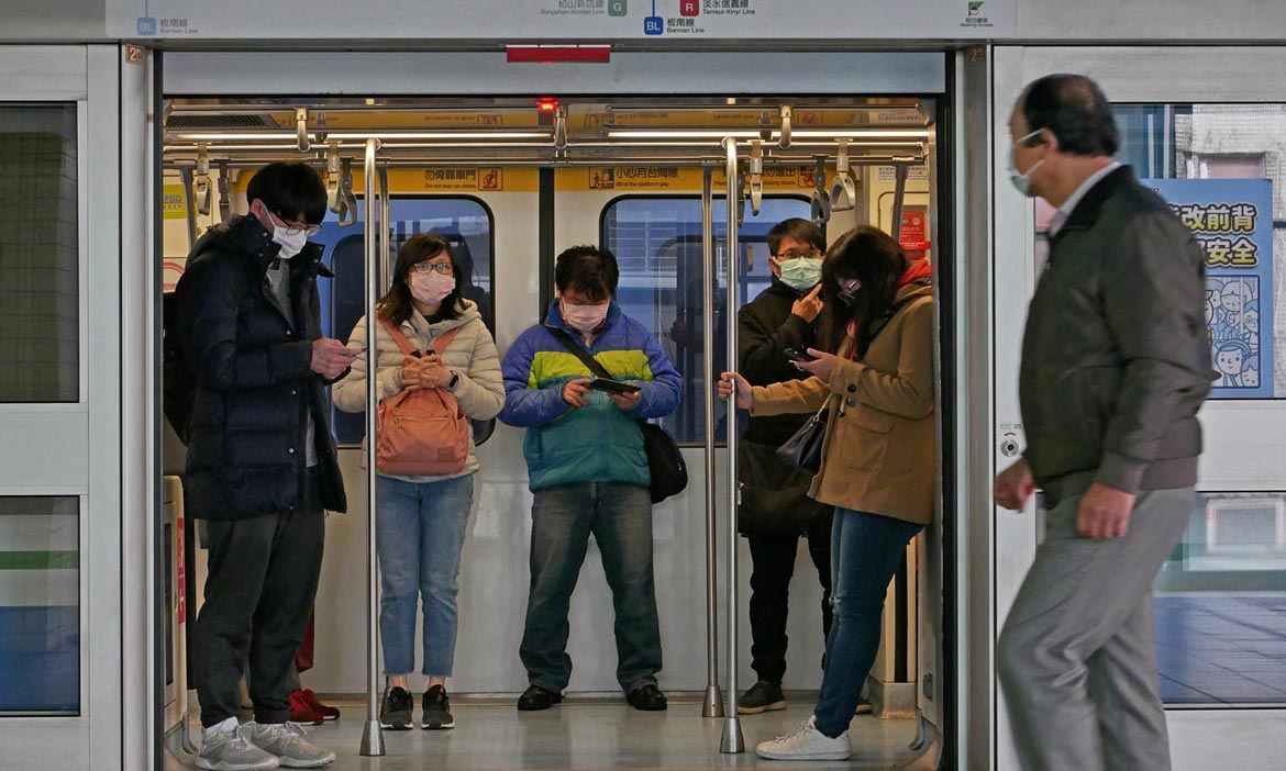 4月1日起搭乘大眾運輸要量體溫戴口罩，疫情指揮中心公布社交距離原則
