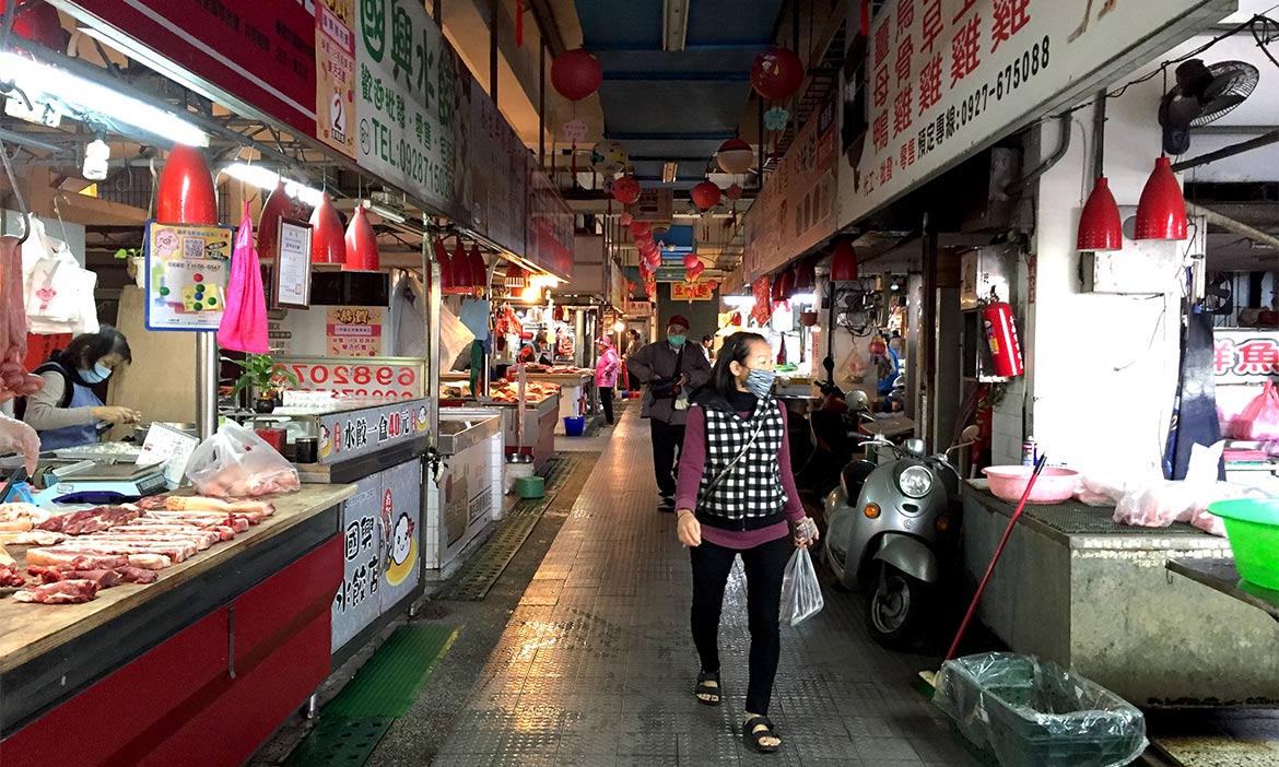 走逛廟前街區找美食 台南六甲市場，循著攤位體會小鎮日常