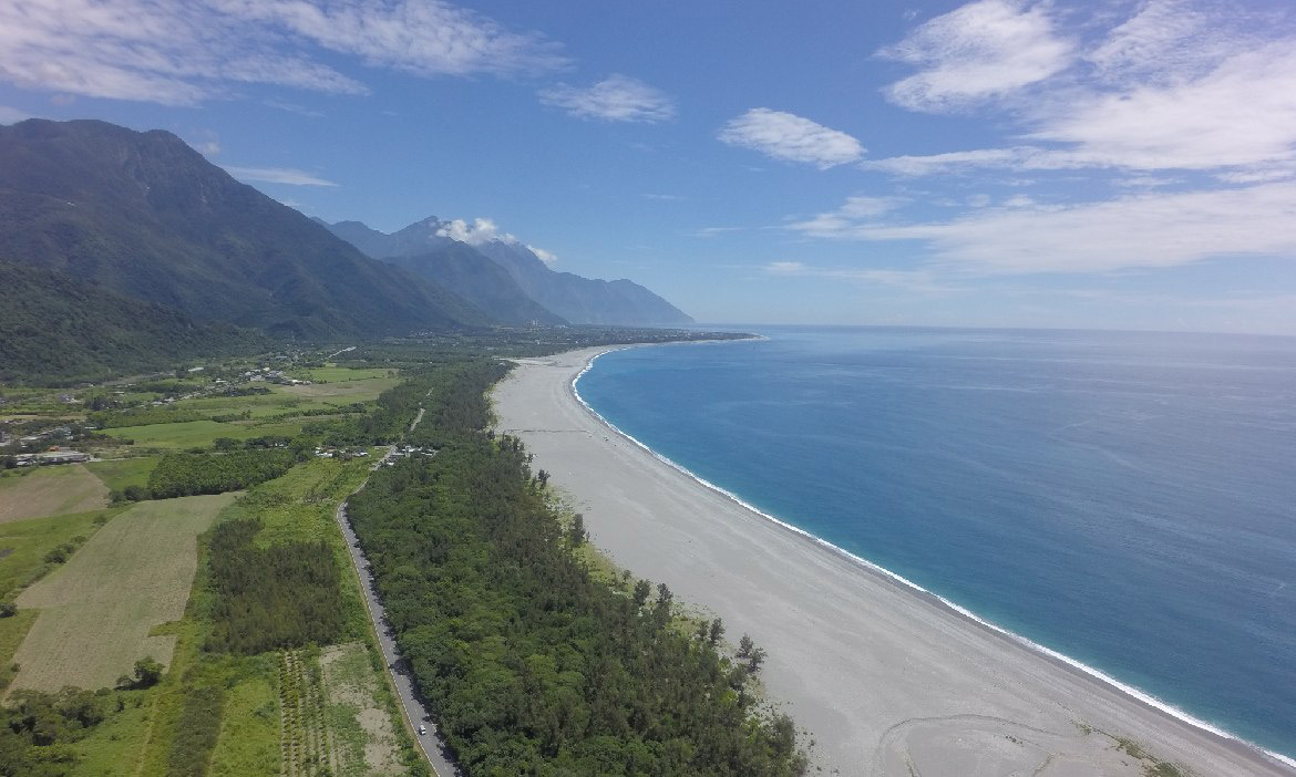 守護海岸最前線 沿著月牙海灣暢騎，在七星潭保安林遇見大海的戀人