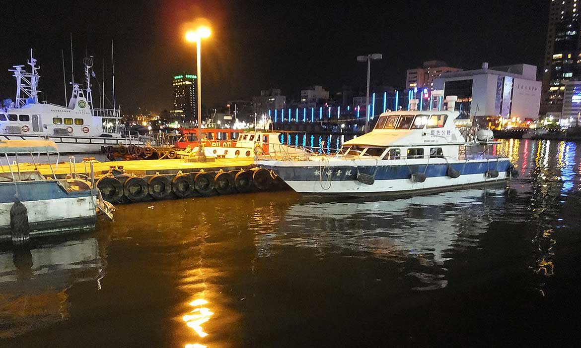 在基隆岸邊，盼揚竿那一刻，釣起整片黑夜的寂寞