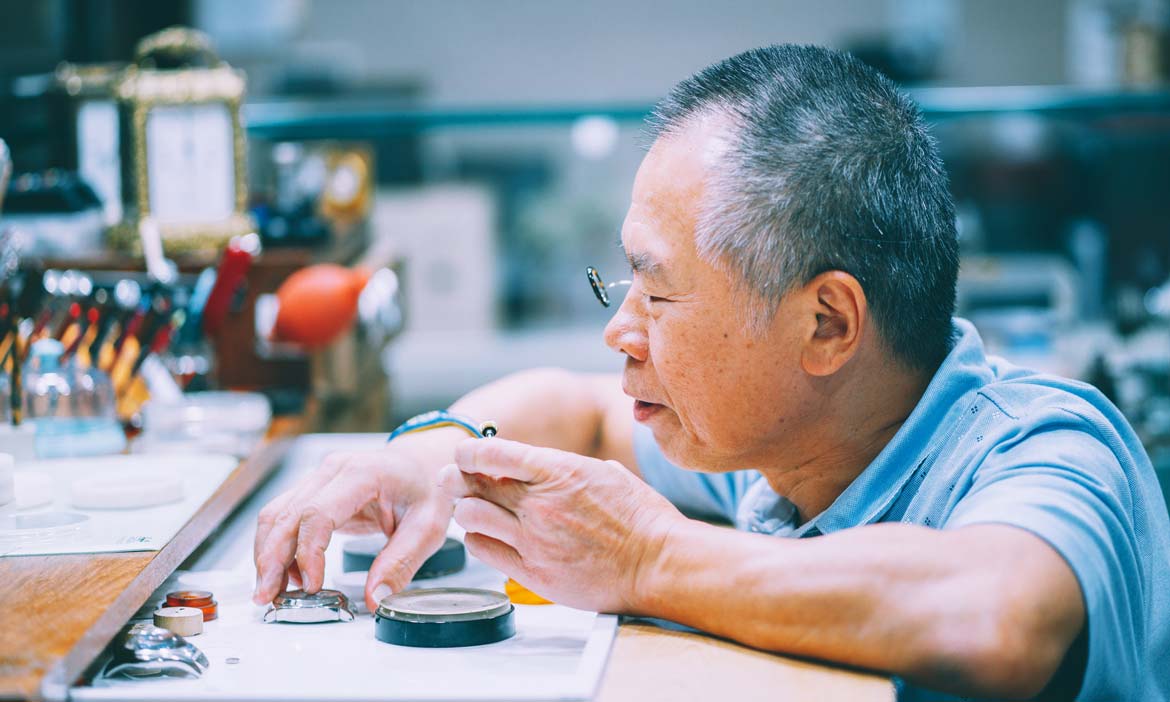四十年埋首鑽研維修 台北王永昌鐘錶，望眼所見幾乎全是世界名錶