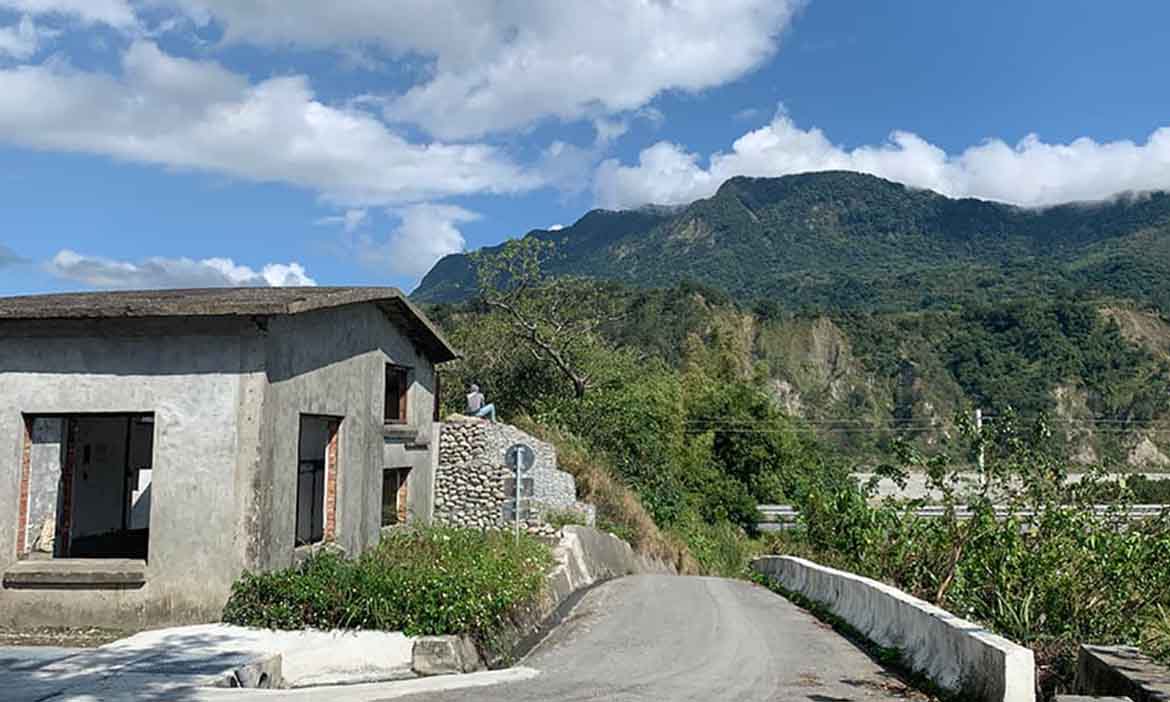 台東鹿野有溪河 台九線彎進部落與山里車站，享受遠離塵囂的稻浪日常