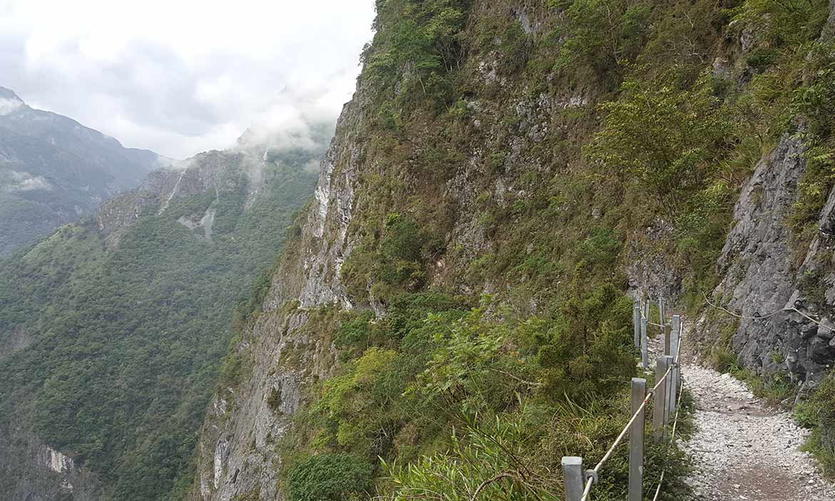 走過立霧溪上的錐麓古道，那刻鑿在大理石山壁上的歷史痕跡