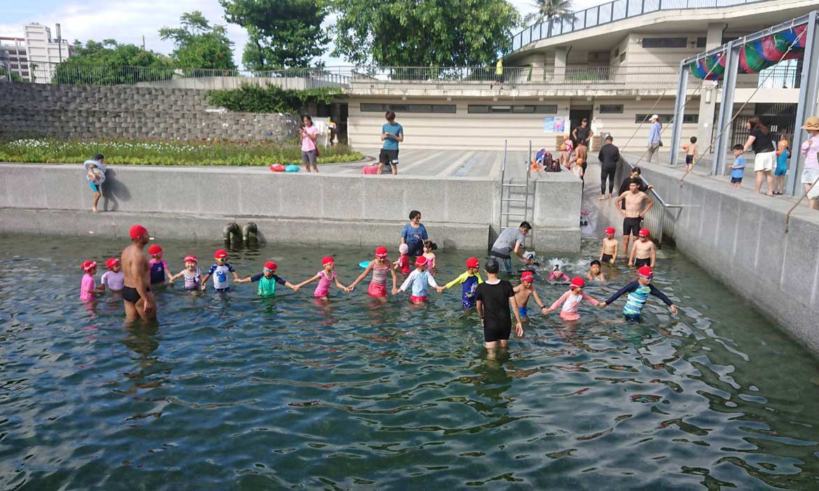 台東市湧泉運動公園游泳池半日遊 與魚蝦共游，親子夏日消暑正解！