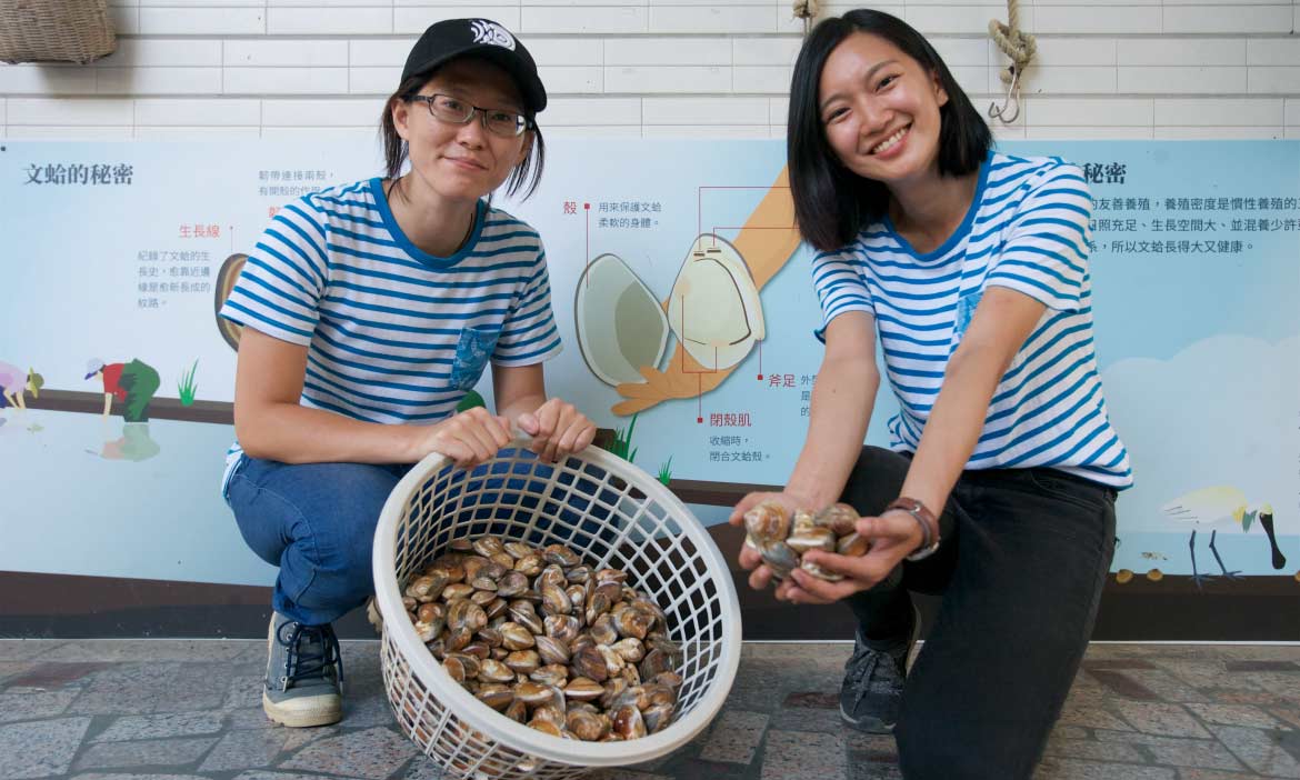 股份魚鄉，兩位青春女孩為七股上新妝