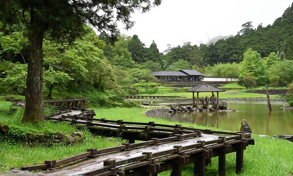 環湖步道森林浴 在雲霧繚繞的宜蘭明池，感受被山林環抱的自然涼