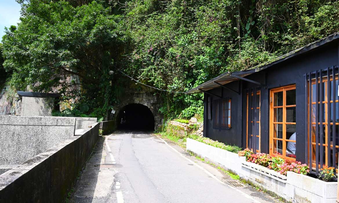 宛如電影裡的畫面，發現藏匿於隧道後的九份「山巴咖啡」與柏油畫作