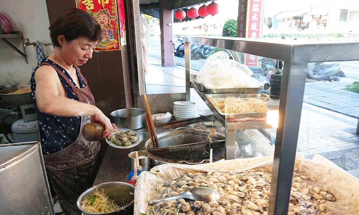 萬華西園路上的蚵仔店 超過五十年的小吃攤，美食一上桌讓人安靜