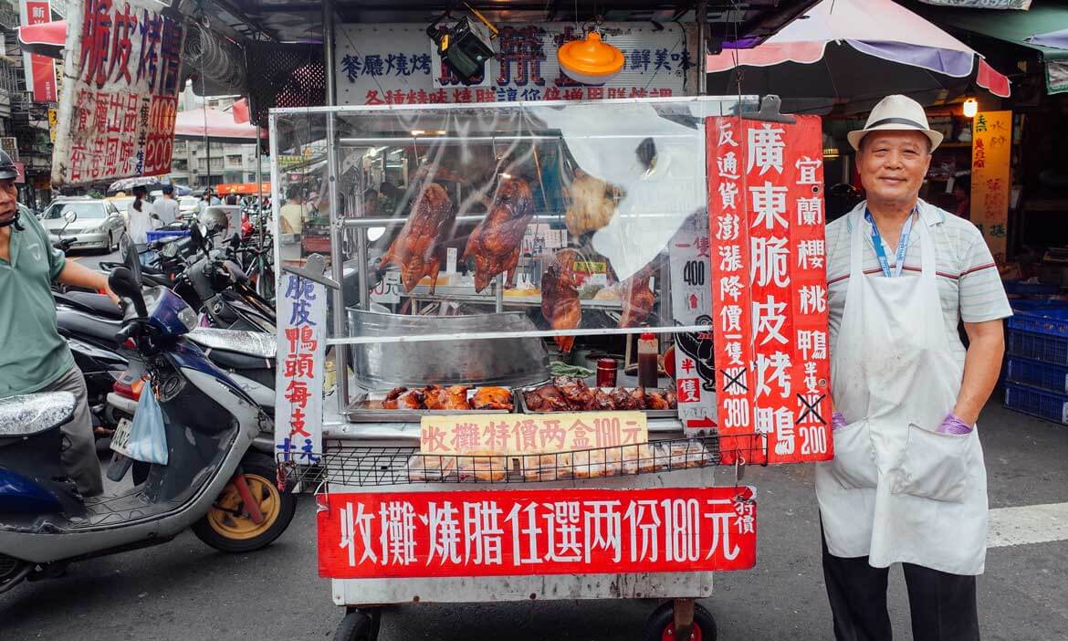 台北巷弄尋菜市 榮星攤販臨時集中場，貼近常民的手寫招牌與街販好食