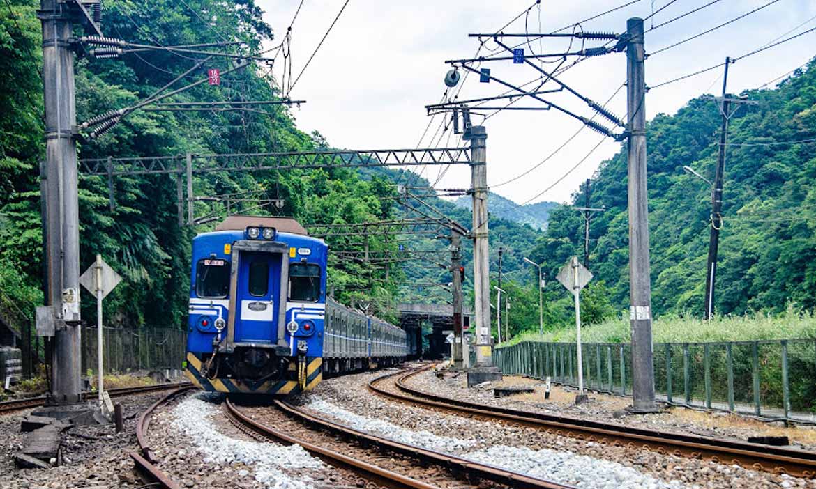 三貂嶺站｜看山、看水、看火車 在沒公路可抵達的三貂嶺車站，展開瀑布步道之旅