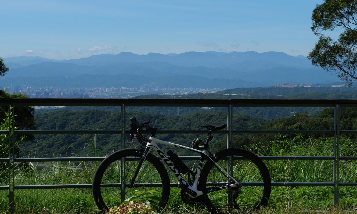 夏日晨騎觀音山 登賞鷹平台眺望美景，再到林口呷透心涼的米苔目冰