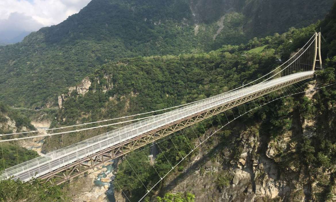 走入花蓮太魯閣百年山徑，橫跨立霧溪、眺望峽谷地形的山月吊橋