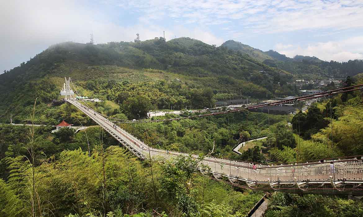 壯闊山景盡收眼底，精選全台10+山脈吊橋，你走過幾條？