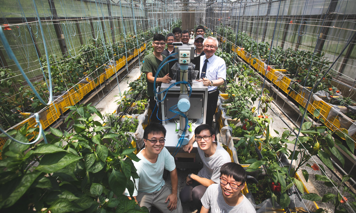 澆水、噴藥、除草、採收，嘉義大學「甜椒機器人」全搞定