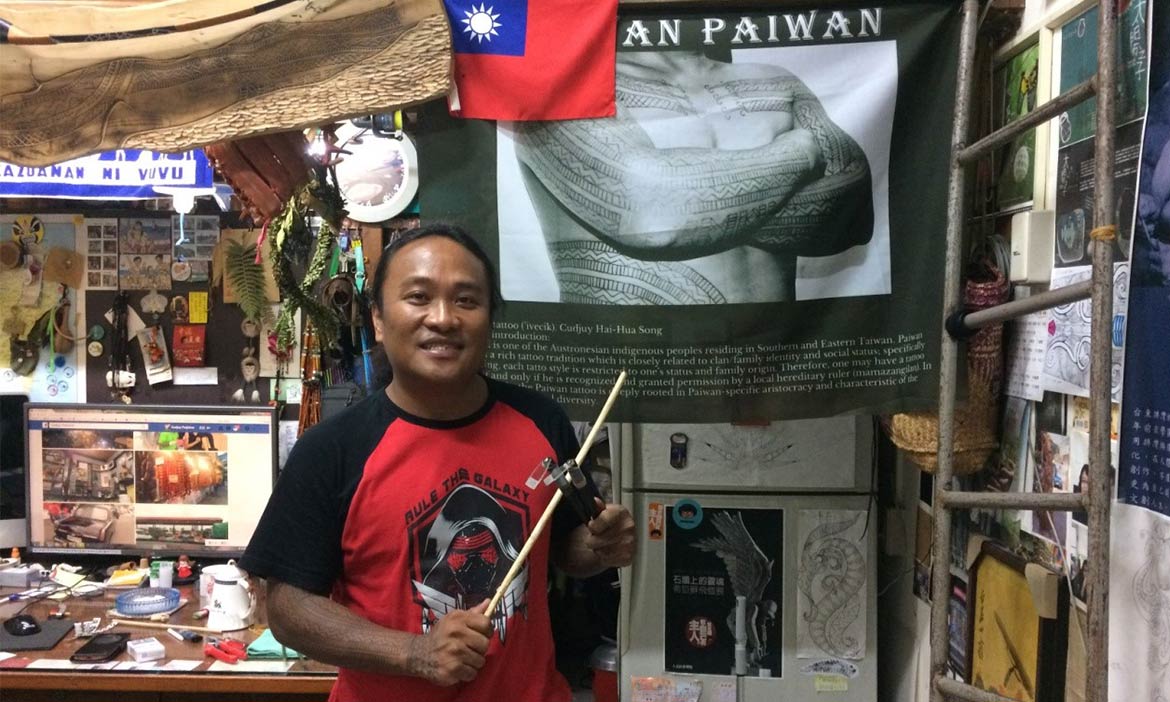 排灣族紋身師用「拍刺」將部落文化寫在身上，尋回原住民的紋身歷史