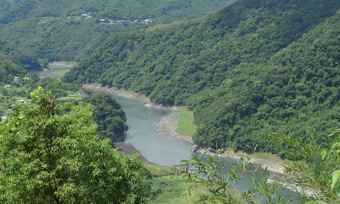 單車踩進北橫 一覽大漢溪風光，在角板山品嚐鮮榨水蜜桃冰沙