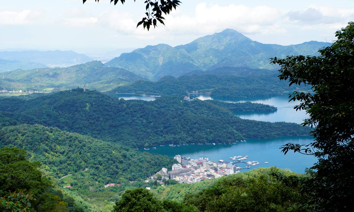 登南投頭社人的後院「後尖山」與日月潭四秀之首「水社大山」，俯瞰日月潭之美