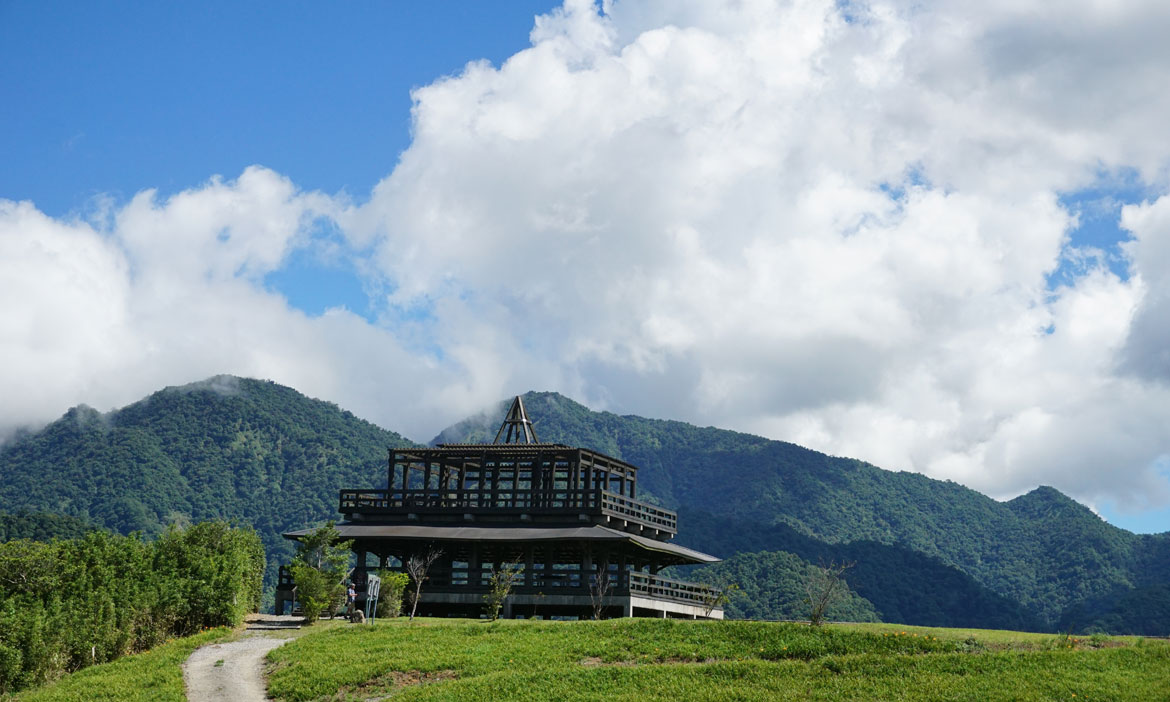 在花蓮富里六十石山觀景台俯瞰壯闊縱谷，順遊農會蒐羅在地農特產