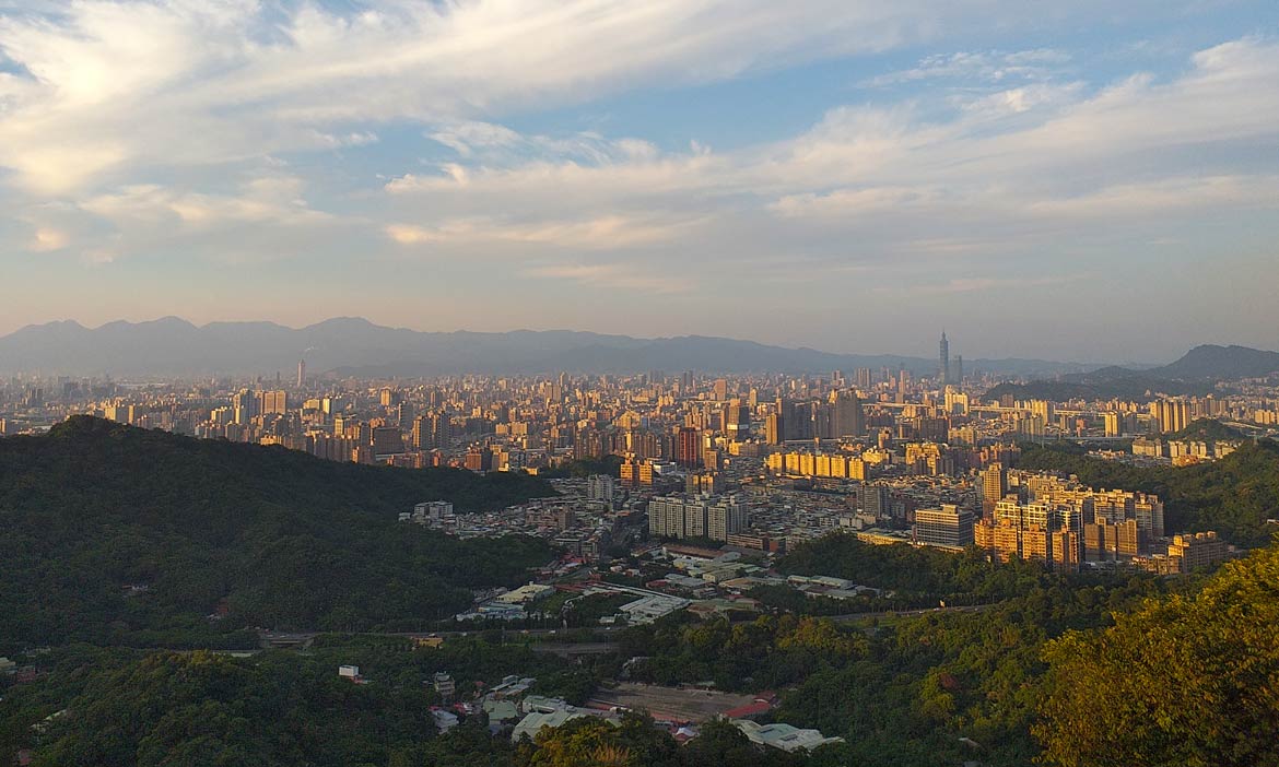 環大台北天際線，從中和圓通寺步道出發，在夕陽下飽覽整座城市