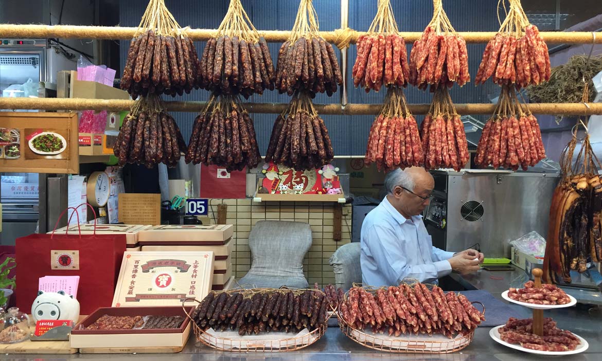 市場界的誠品 台北士東市場美食X設計感小店，對著牛腱喝咖啡！