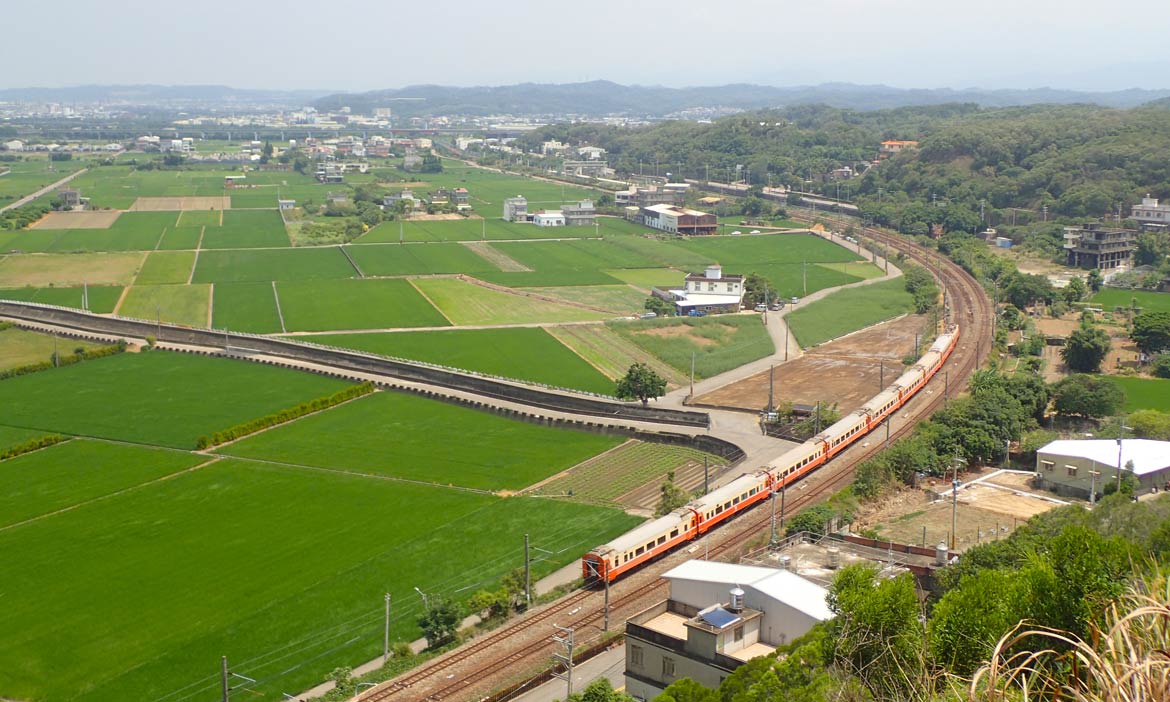 在鐵路海線五寶之一的談文火車站下車，鄭漢步道輕鬆走，盡收大Ｃ型鐵道全景
