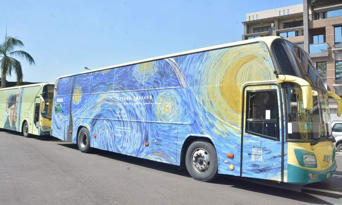 城市裡的行動美術館，10幅世界名畫隨著公車穿梭屏東鄉鎮