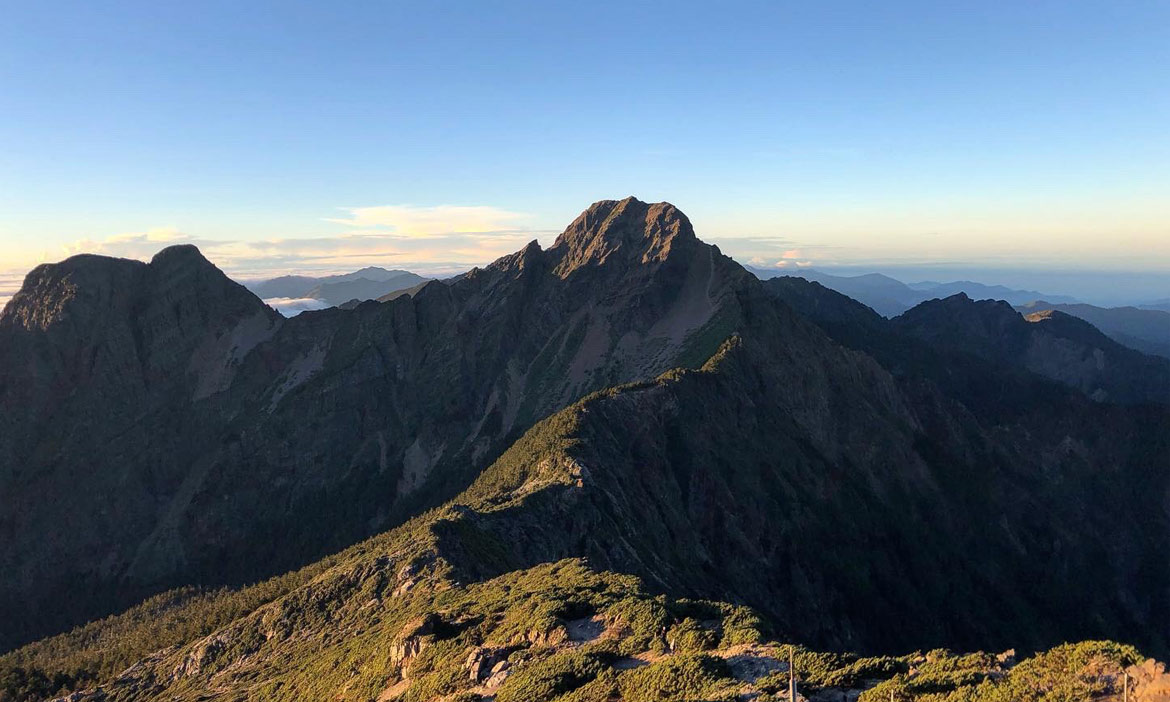 循著鹿野忠雄上溯荖濃溪，八通關西段上玉山主北峰，等待破曉的那幅金色畫布