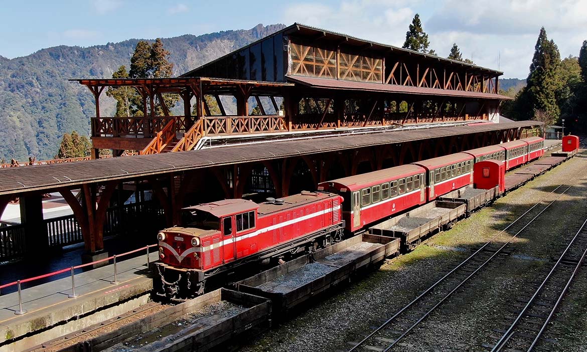 絕美櫻花火車、懷舊木造車站，沿著阿里山林鐵走讀海拔30到2451的嘉義