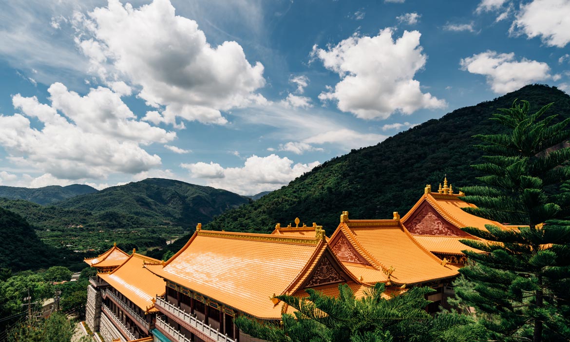 高雄六龜妙崇寺 山中震撼的景泰藍牆，老街回味舊時熱鬧