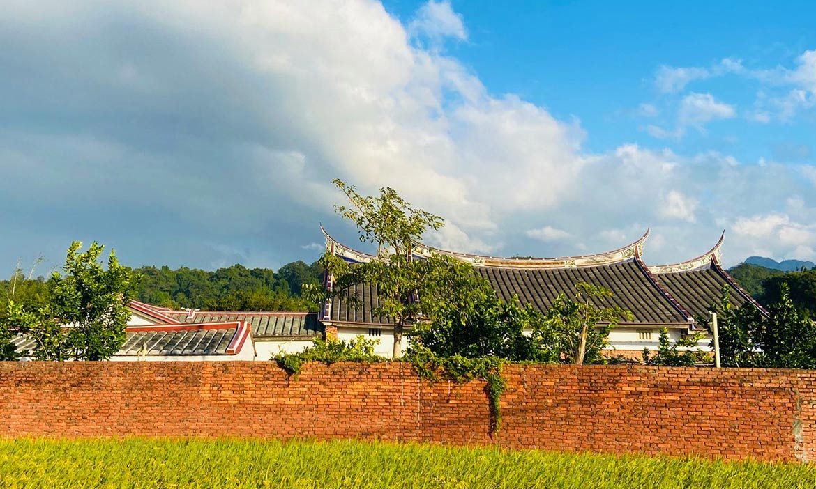 傲立於花海與稻田的百年建築，在桃園大溪李騰芳古宅前回味昔日歷史風華