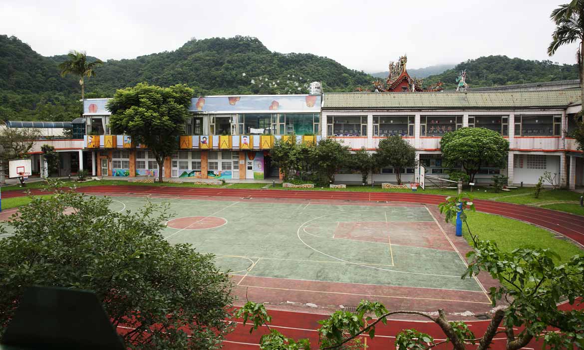 一所藏在平溪老街裡的百年小學校，走過廢校危機，讓家長願意把孩子留在十分