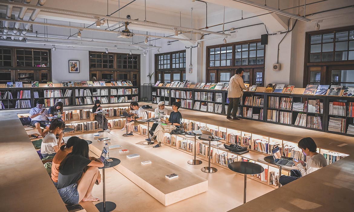古蹟澡堂大變身 台北松菸角落的「不只是圖書館」，沉浸在書香氣息的閱讀空間