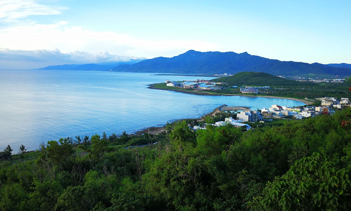 墾丁山海療癒之旅 遠眺後灣海灣與龜山，新的一年學著對自己的靈魂好一點