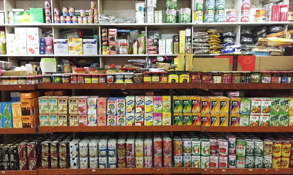 泡完冷泉逛蘇澳中原市場，古早味美食、飲料、讓人目不暇給雜貨店，憶起童年回憶
