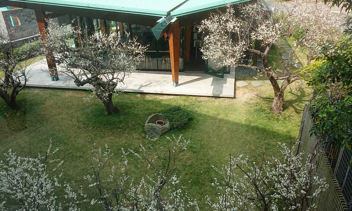 到草屯的毓繡美術館「近山」，三種風格的寫實畫作就像是登山的過程