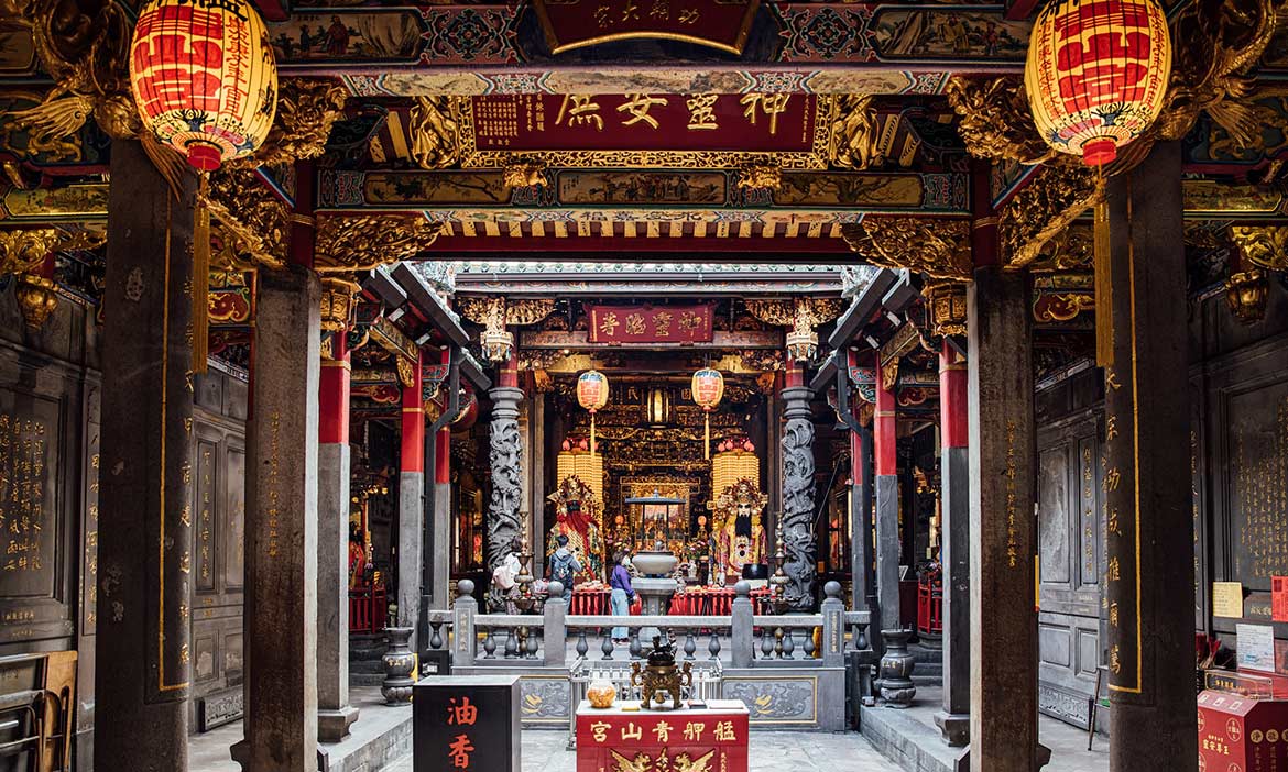 龍山寺到青山宮徒步靜心，Podcast「設計師的仙界傳說」分享開運心法，台北巷弄裡體驗世界命理學