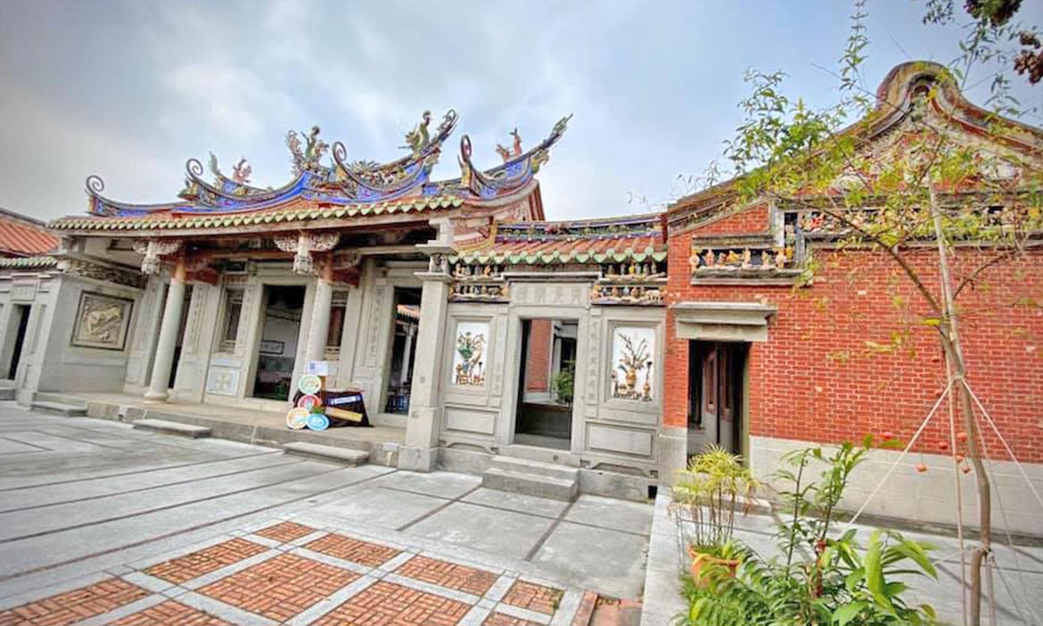 沿著屏東市萬年溪，提著剪紙燈籠漫溯糖鐵、宗祠建築舊時代光陰