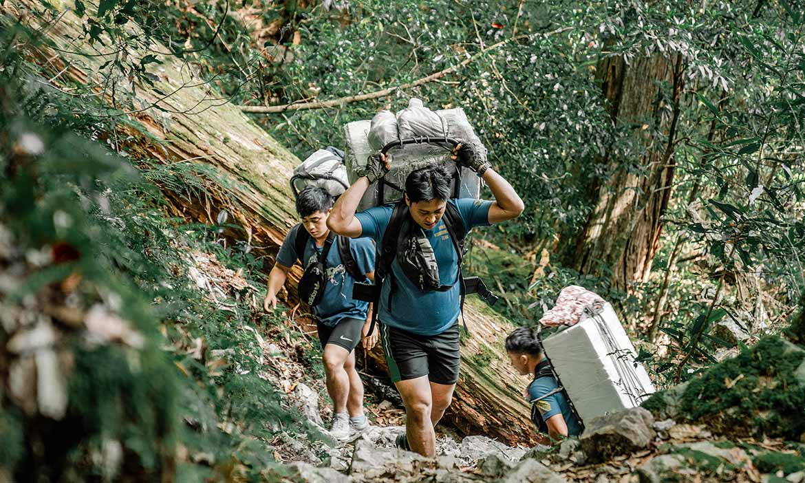 住在山裡就靠山吃飯 跟著「東線一批熊」去補給，一起度過高山協作的一天