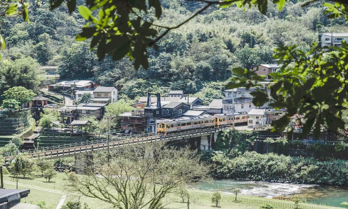 新北瑞芳三貂嶺一日遊 開車到不了的秘境小站，在遺世桃花源來場瀑布森林療癒