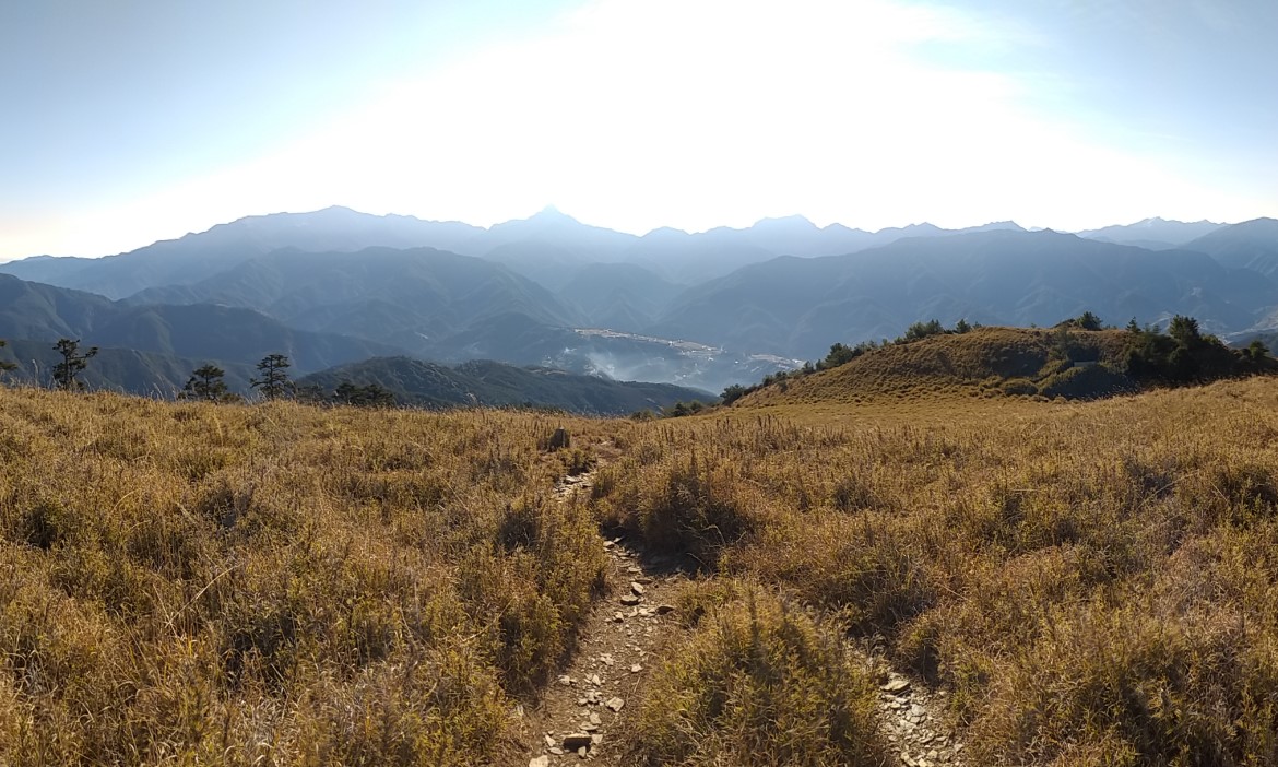 登台中志佳陽大山 晨光中遙望一路綿延到視野盡頭的山，彷若山神存在