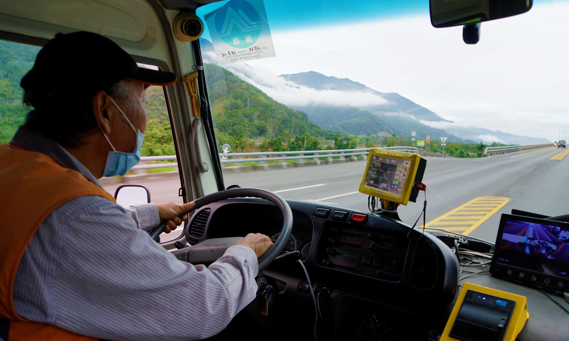 一生一次的台東南橫公車行，蜿蜒在連綿群山間的美麗