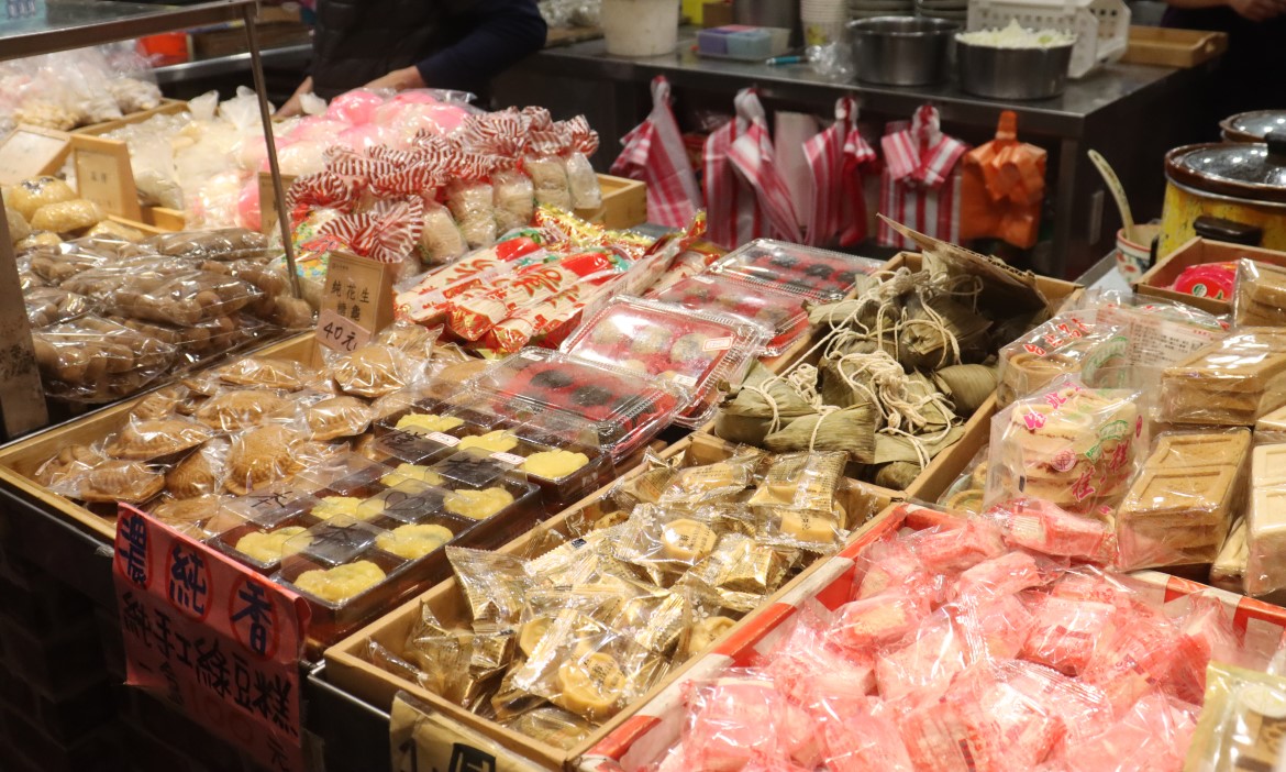 萬華老店「三六食粑」紫米粥熬4小時、桂圓肉一一剪碎，服務老客戶心意滿滿
