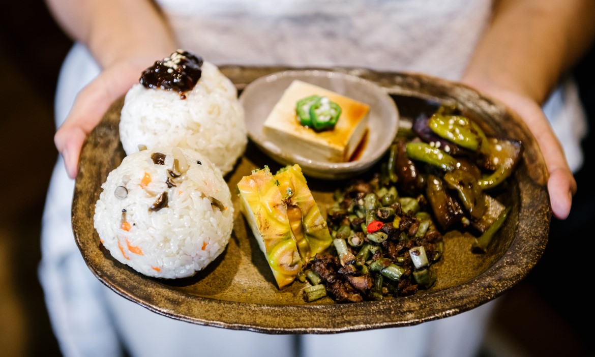 到農夫家作客，宜蘭員山深溝村「一簞食」，餐盤中裝滿小村美味與人情